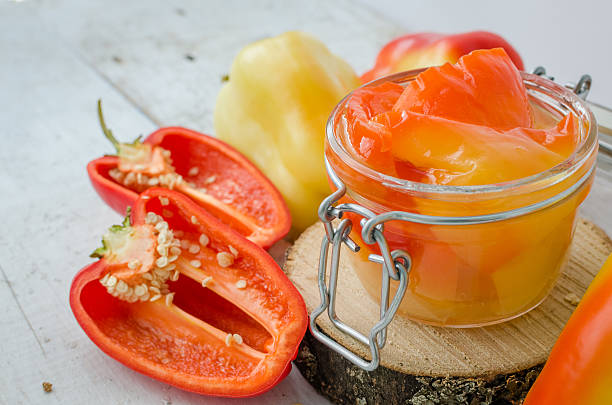 pimentão preservado em um pote de vidro - antipasto roasted pepper bell pepper pepper - fotografias e filmes do acervo