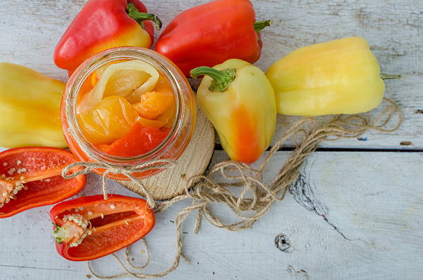 pimentão preservado em um pote de vidro - antipasto roasted pepper bell pepper pepper - fotografias e filmes do acervo