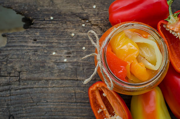 pimentão preservado em um pote de vidro - antipasto roasted pepper bell pepper pepper - fotografias e filmes do acervo