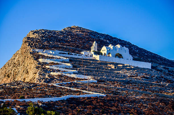 insel folegandros die chora-kirche. - sea fig stock-fotos und bilder