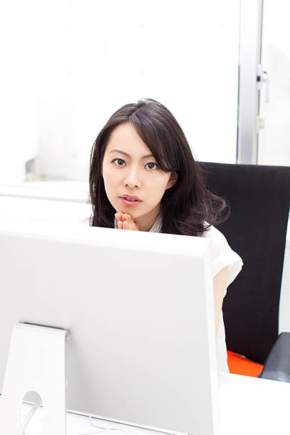 istock Japanese business woman using PC 610946094