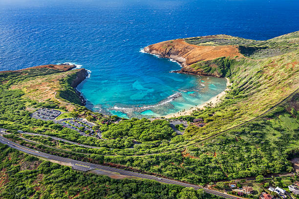 vista aérea da baía de hanauma, oahu, havaí - hanauma bay hawaii islands oahu bay - fotografias e filmes do acervo