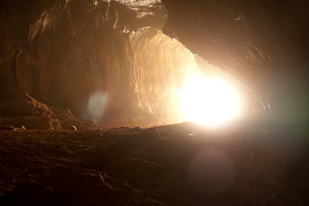 터널 끝에 있는 빛 - god hope light at the end of the tunnel light 뉴스 사진 이미지