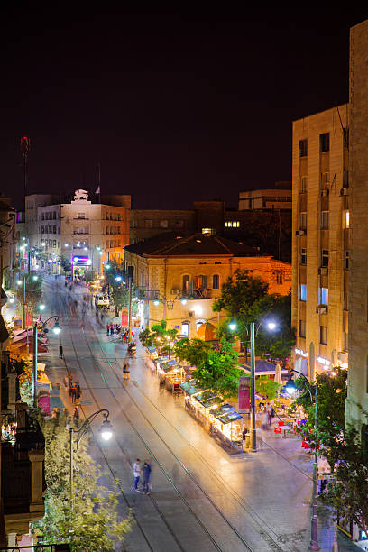 ночная сцена улицы яфо, иерусалим - jerusalem israeli culture israel night стоковые фото и изображения