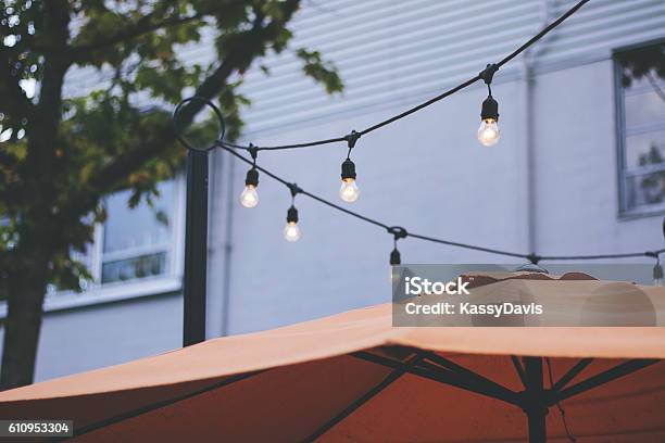 Restaurant Patio String Lights Stockfoto und mehr Bilder von Lichterkette - Lichtquelle - Lichterkette - Lichtquelle, Terrasse - Grundstück, Im Freien