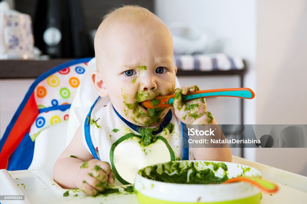alimentación. El primer alimento sólido del bebé - Foto de stock de Bebé libre de derechos