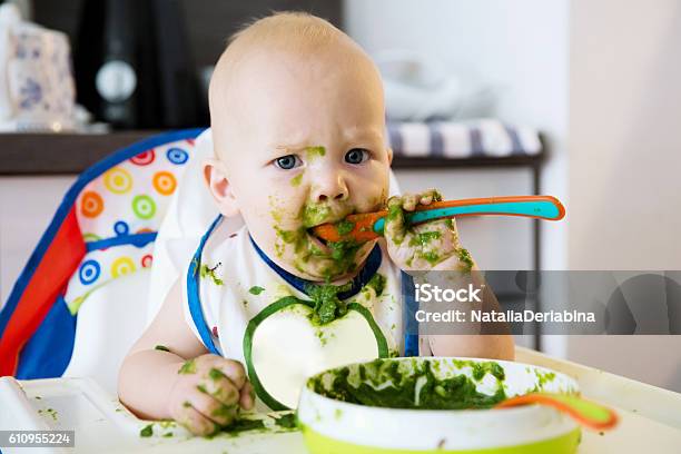 Alimentación El Primer Alimento Sólido Del Bebé Foto de stock y más banco de imágenes de Bebé - Bebé, Comer, Niño