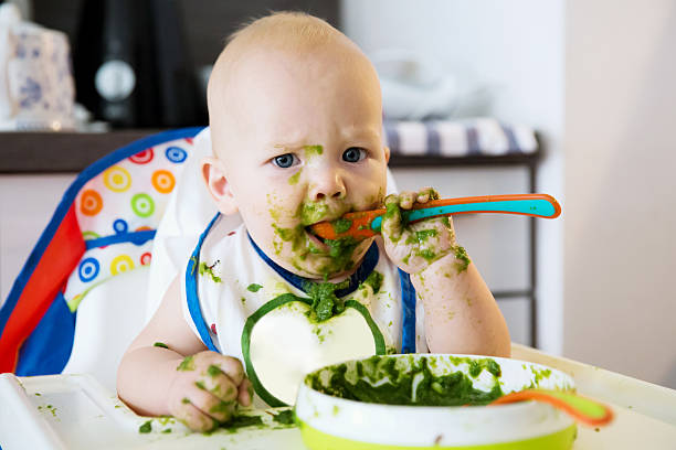 먹이. 아기 최초의 단단한 음식 - messy 뉴스 사진 이미지