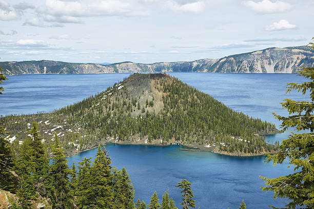 istock Wizard Island on Crater Lake 610956250