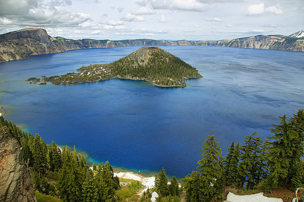 istock Wizard Island on Crater Lake 610956518