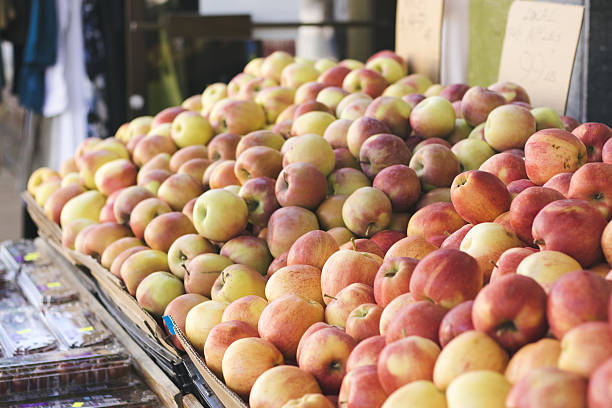 pila di mele delicoius al di fuori del mercato - spartan apple foto e immagini stock