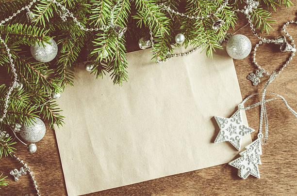 vintage weihnachten hintergrund mit weihnachtsdekoration. platz für text. - christmas tree bead humor stock-fotos und bilder