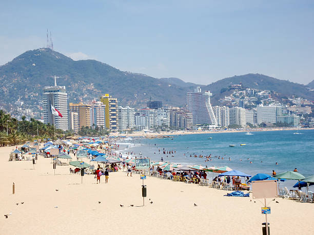 praia de acapulco - tree large group of people sand sunbathing - fotografias e filmes do acervo