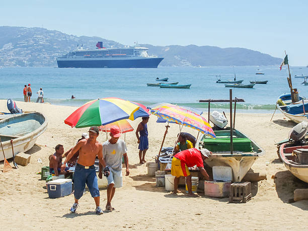 persone che vendono pesce ad acapulco - queen mary 2 foto e immagini stock