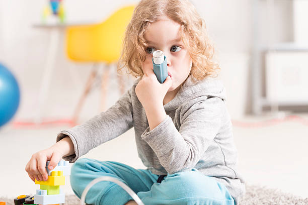 elle préfère jouer plutôt que de prendre ses médicaments - asthmatic photos et images de collection