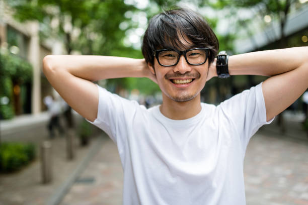 retrato casual del hombre japonés en la calle - portrait human face chinese ethnicity real people fotografías e imágenes de stock