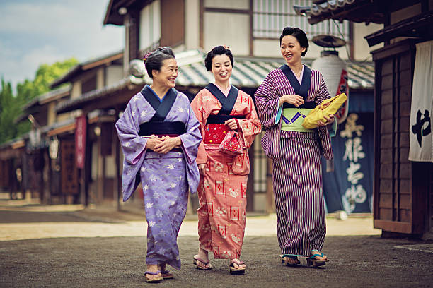 istock Mother from edo period is talking with her daughters. 610968354