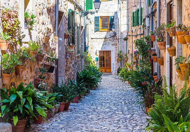 calle de la planta en valldemossa, mallorca - spain architecture landscape non urban scene fotografías e imágenes de stock