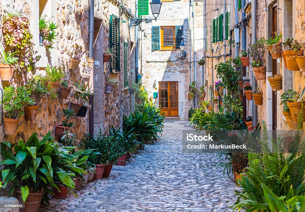 Plant Street em Valldemossa, Majorca - Foto de stock de Maiorca royalty-free