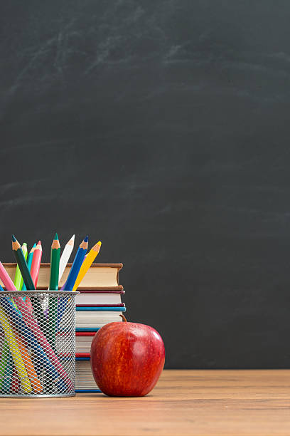 dibujar cuando vuelvas a la escuela, así que selecciona la clase de arte - textbook book apple school supplies fotografías e imágenes de stock