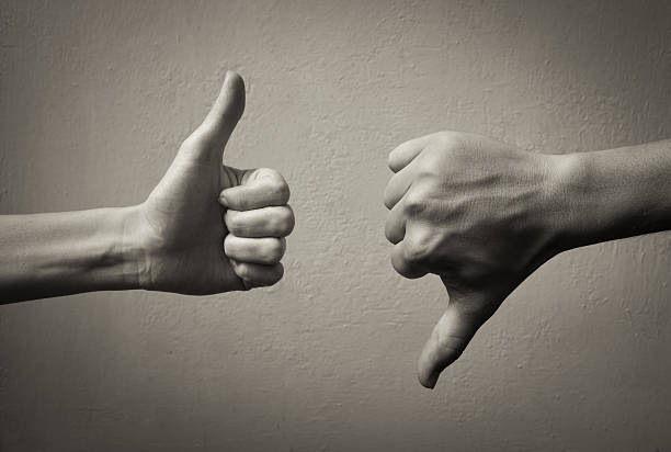 thumbs up thumbs down. - mau imagens e fotografias de stock