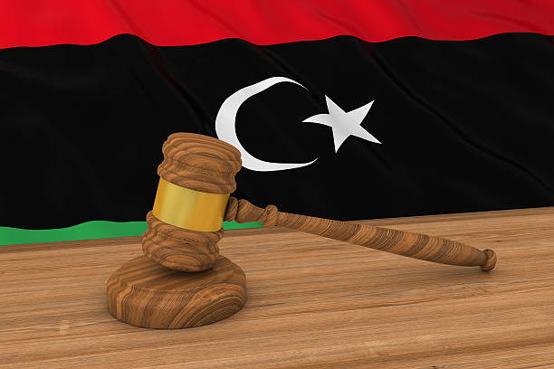 libysches rechtskonzept - flagge libyens hinter richter-gavel - libya flag libyan flag three dimensional shape stock-fotos und bilder