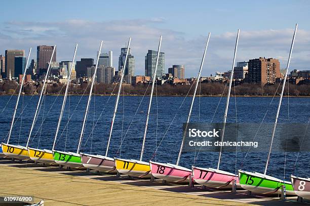 Photo libre de droit de Voiliers Et Boston banque d'images et plus d'images libres de droit de Architecture - Architecture, Back Bay, Bateau à voile