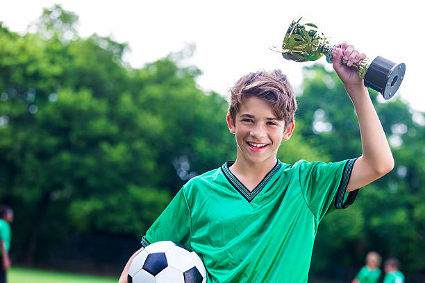 fier champion de soccer avec trophée - goalie soccer soccer player teenage boys photos et images de collection