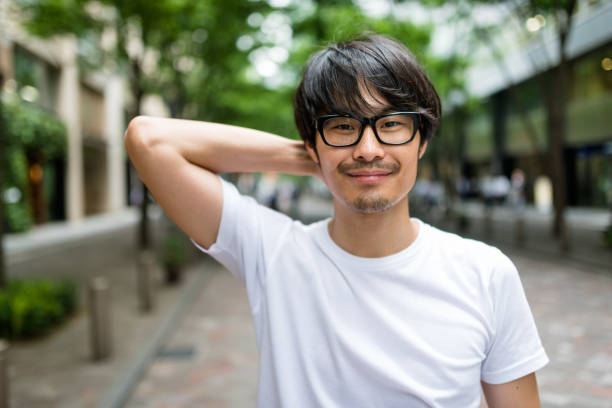 retrato casual del hombre japonés en la calle - fine art portrait portrait street looking at camera fotografías e imágenes de stock