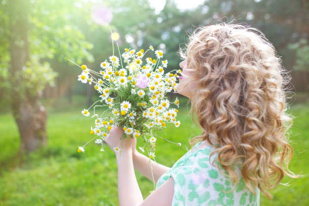 portrait a girl with a bouquet - nature herb flower arrangement cut flowers imagens e fotografias de stock
