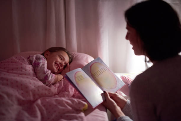 historie, aby rozpalić jej słodkie marzenia - child bedtime imagination dark zdjęcia i obrazy z banku zdjęć