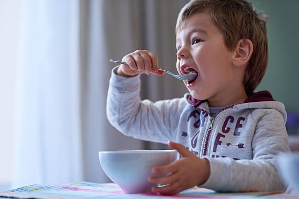 맛있는 아침 식사를 능가하는 것은 없습니다. - little boys breakfast caucasian child 뉴스 사진 이미지