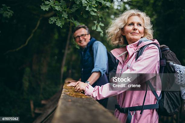 Seniorenpaar Genießt Wanderung Im Wald Stockfoto und mehr Bilder von Alter Erwachsener - Alter Erwachsener, Erwachsener über 40, Wandern