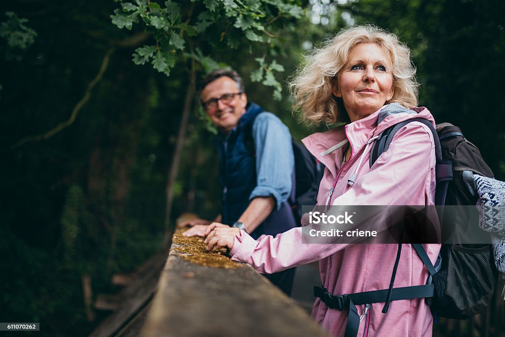 Casal de Idosos curtindo caminhada na floresta - Foto de stock de Terceira idade royalty-free