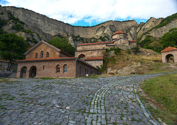 Antiguo monasterio ortodoxo en las montañas. - foto de stock