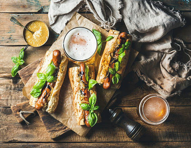 小麦のろ過ビールとグリルソーセージ犬(バゲット) - onion caramel appetizer bread ストックフォトと画像