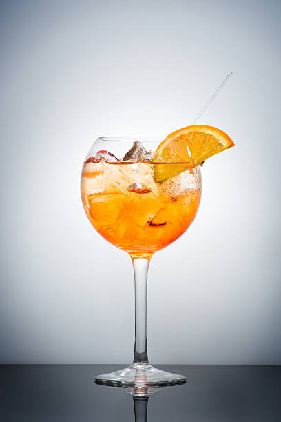 aperol spritz cocktails - fruchtgarnierung stock-fotos und bilder