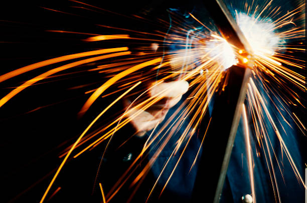 saldatura industriale operaio con strumento - welding sparks foto e immagini stock