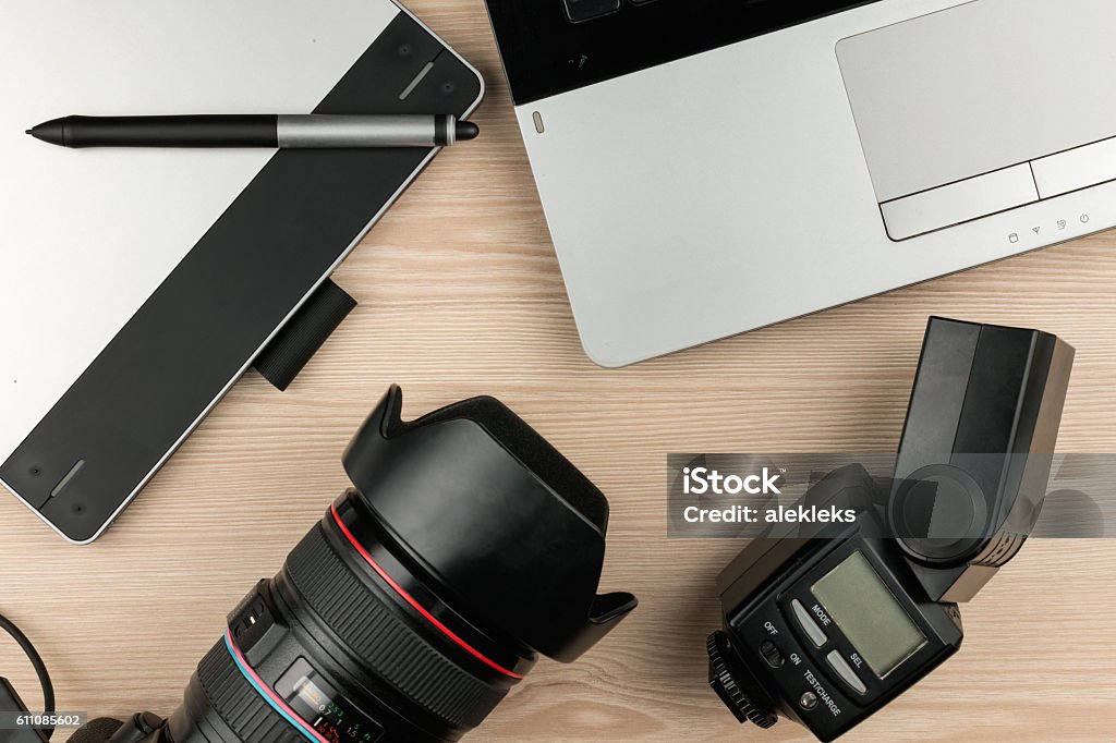 Tavolo da lavoro fotografo vista dall'alto, superficie in legno - Foto stock royalty-free di Design