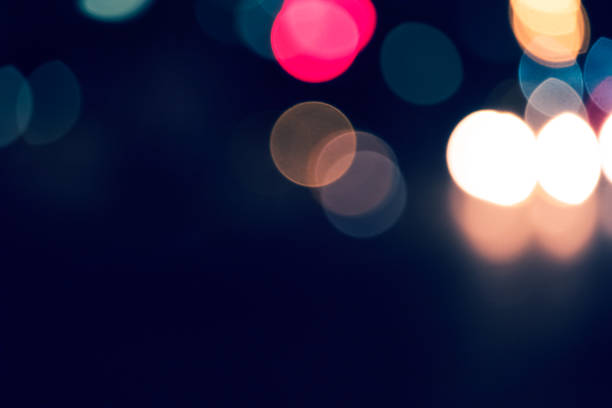 Descentrada ilumina el tráfico en la calle por la noche - foto de stock