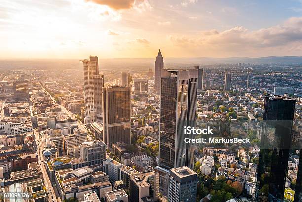 Vista De Los Edificios De Frankfurt Alemania Foto de stock y más banco de imágenes de Fráncfort - Meno - Fráncfort - Meno, Panorama urbano, Ciudad