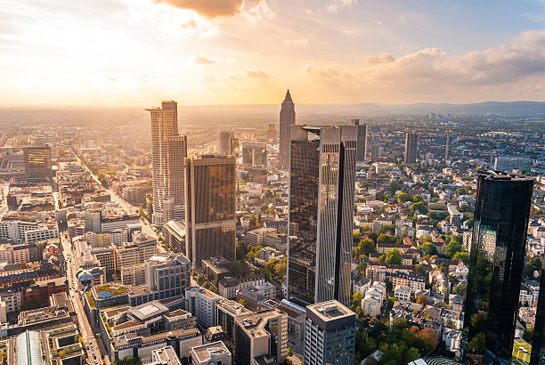 vue sur francfort, en allemagne - high angle view photos et images de collection