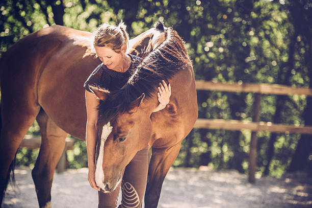 junge frau portrait mit ihrem pferd - horse beauty beauty in nature women stock-fotos und bilder