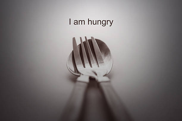 tenedor y cuchara sobre fondo blanco /i am hungry concept - malnourished fotografías e imágenes de stock