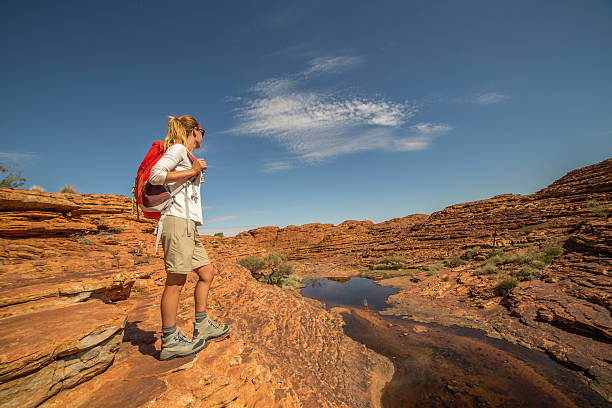 jeune femme randonneuse en australie - emu australia northern territory outback photos et images de collection