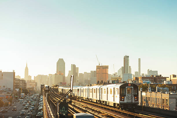 nyc subway train drives toward queens during rush hour sunset - sunnyside imagens e fotografias de stock