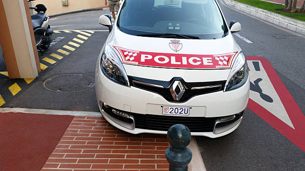 coche de la policía de mónaco aparcado en la calle, vista frontal - renault scenic fotografías e imágenes de stock