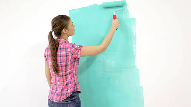 istock Pretty woman painting 611103192