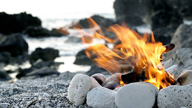 fogatas en la playa - fire pit fire camping burning fotografías e imágenes de stock