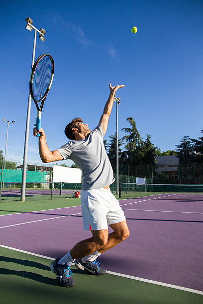 профессиональный теннисист делает кик-теннис. - tennis serving men court стоковые фото и изображения